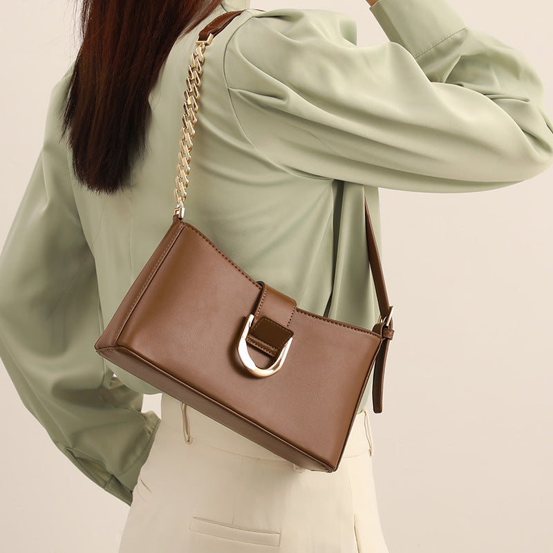 Damen elegante Handtasche mit modischem Kettenverzierung Nord Taschen