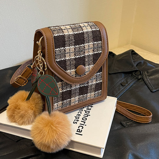 Damen Umhängetasche mit strukturiertem Karomuster und eleganter Klappöffnung Nord Taschen