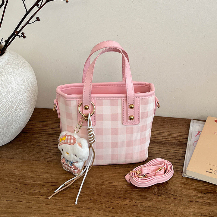 Damen Mini-Handtasche mit kariertem Design und verspieltem Anhänger Nord Taschen