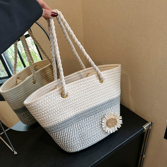 Damen Trendige Strandtasche mit geflochtenen Griffen und dekorativer Blüte Nord Taschen