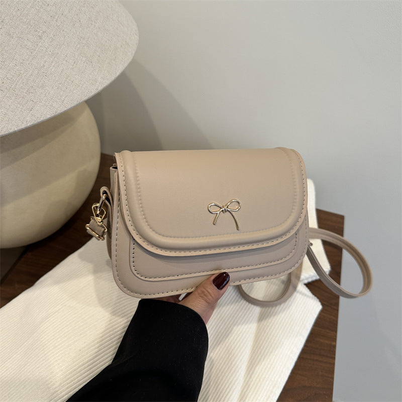 Damen Mini-Umhängetasche aus hochwertigem Kunstleder mit dekorativem Schleifenverschluss Nord Taschen