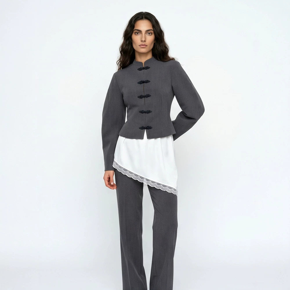 Damen Taillierter Cropped-Blazer mit Mandarin-Kragen und Zierknotenverschluss Nord Taschen