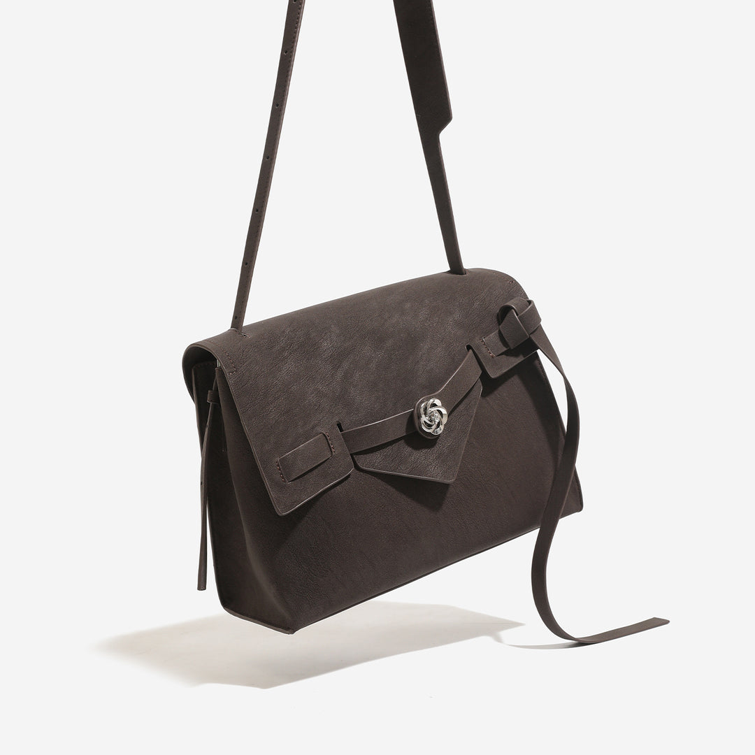 Damen Umhängetasche mit eleganter Klappenöffnung und dekorativen Akzenten Nord Taschen