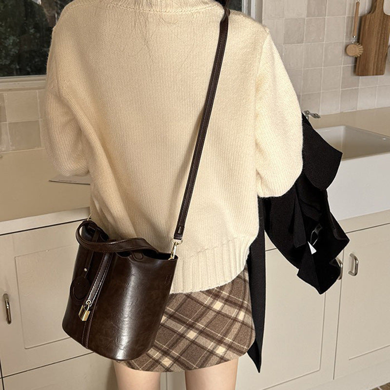 Damen Hobo-Tasche mit innovativem Verschluss und lässigem Design Nord Taschen