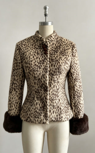 Damen Taillierte Kurzjacke mit Leopardenmuster und Kunstpelzmanschetten Nord Taschen
