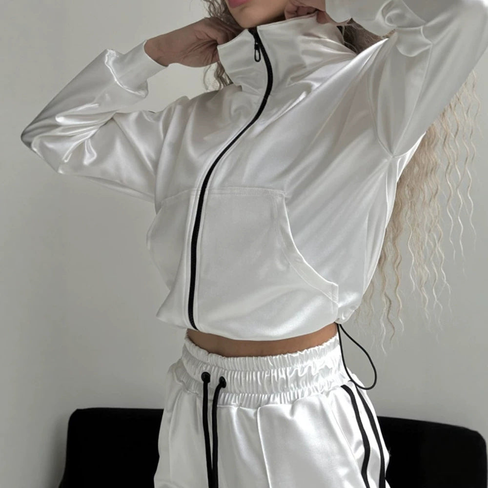 Damen glänzender Satin-Trainingsanzug mit Kontraststreifen, Reißverschlussjacke und Tunnelzughose Nord Taschen