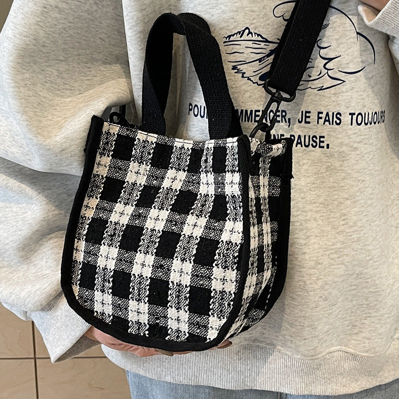 Damen Tragetasche mit stilvollem Karomuster und verspieltem Anhänger Nord Taschen