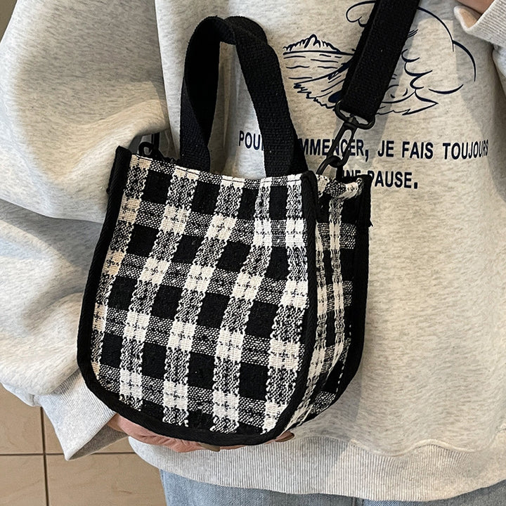 Damen Tragetasche mit stilvollem Karomuster und verspieltem Anhänger Nord Taschen