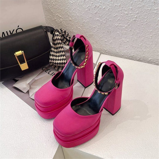 Damen Plateau-Pumps mit elegantem Plateau und goldenen Details Nord Taschen