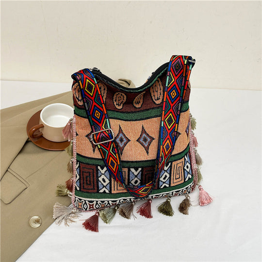 Damen Umhängetasche mit buntem geometrischen Muster und charmanten Quasten Nord Taschen