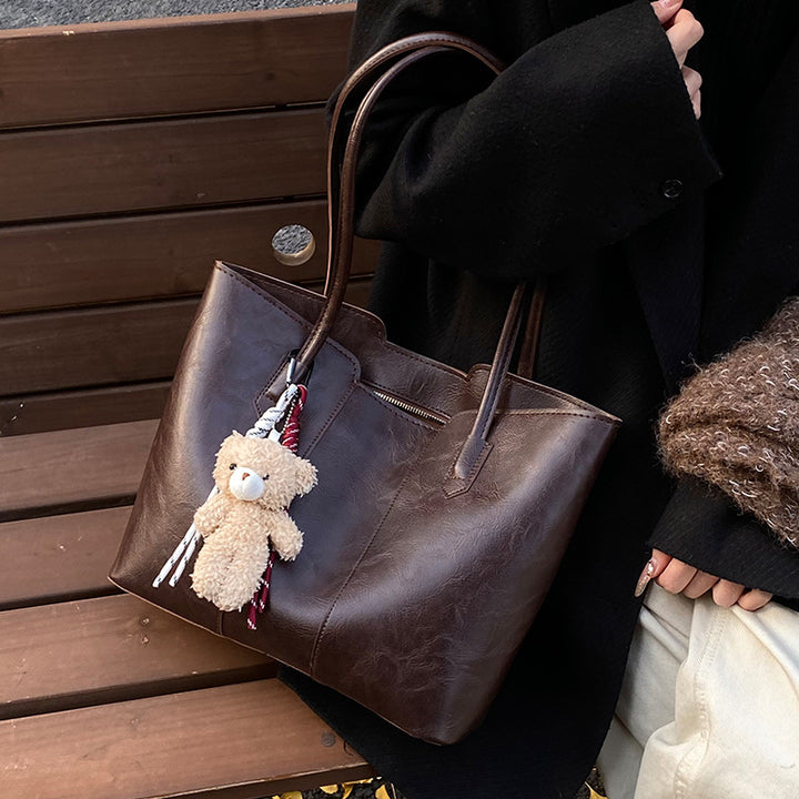 Damen Tasche mit eleganter Struktur und verspieltem Anhänger Nord Taschen