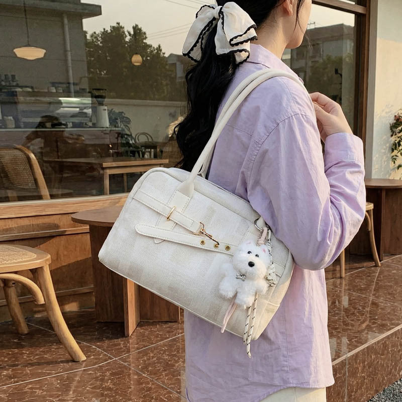Damen Handtasche mit trendigem Design und modischem Plüschanhänger Nord Taschen