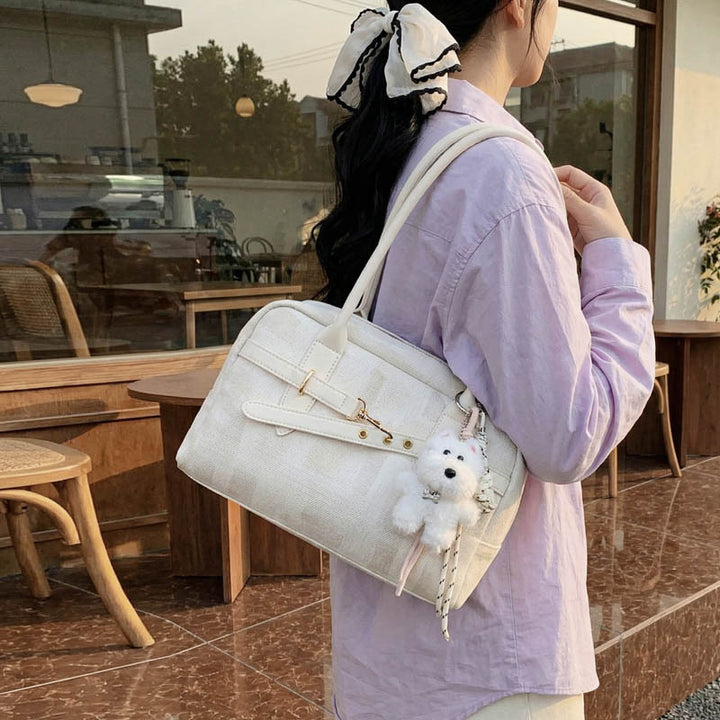 Damen Handtasche mit trendigem Design und modischem Plüschanhänger Nord Taschen