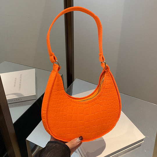 Damen Umhängetasche mit strukturiertem Lederlook und goldenen Akzenten Nord Taschen