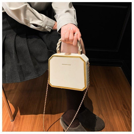 Damen elegante Handtasche im Faltendesign mit goldenen Akzenten Nord Taschen