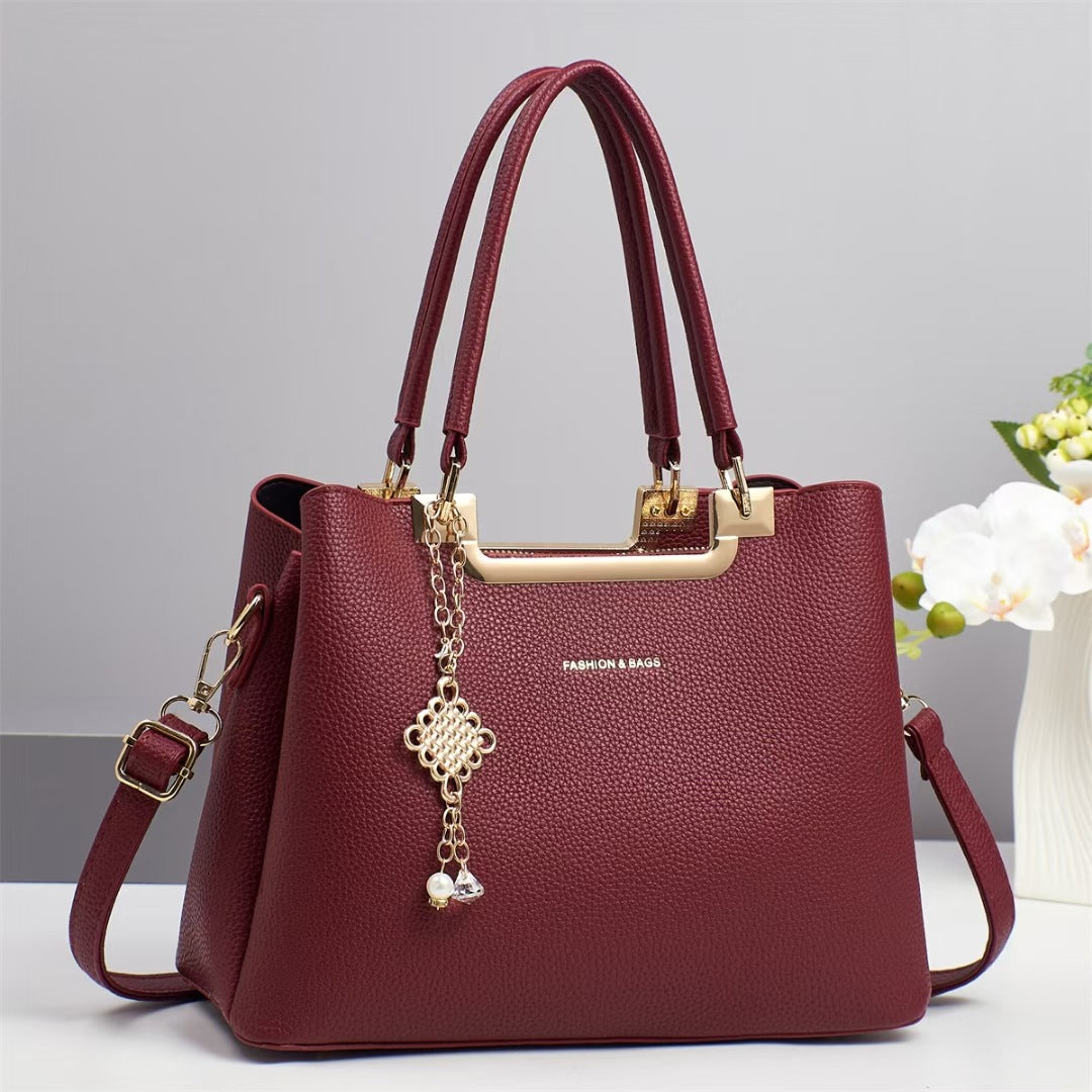 Damen klassische Handtasche mit dekorativem Anhänger Nord Taschen