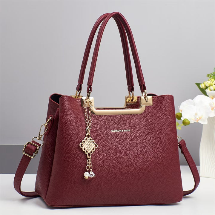 Damen klassische Handtasche mit dekorativem Anhänger Nord Taschen