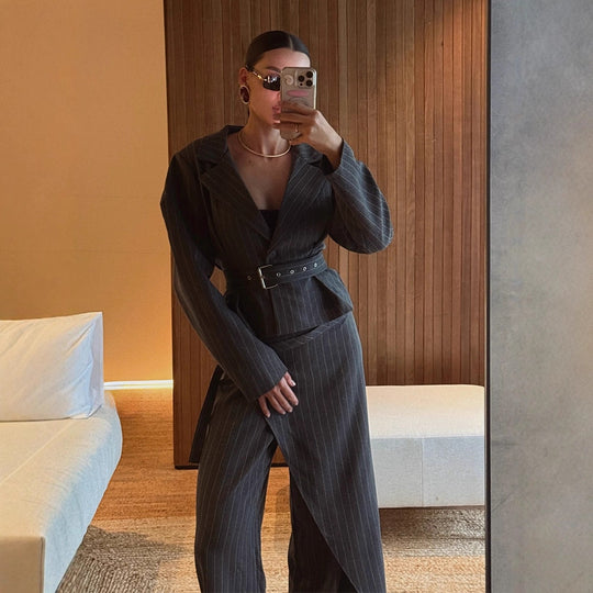 Damen Taillierter Nadelstreifen-Blazer mit schulterbetonten Ballonärmeln und Taillengürtel Nord Taschen