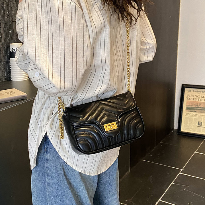 Damen Schultertasche mit elegantem Wellenmuster und goldfarbenem Verschluss Nord Taschen