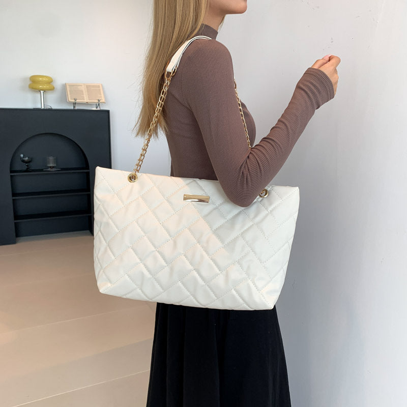 Damen elegante Stepp-Handtasche mit goldenen Akzenten Nord Taschen