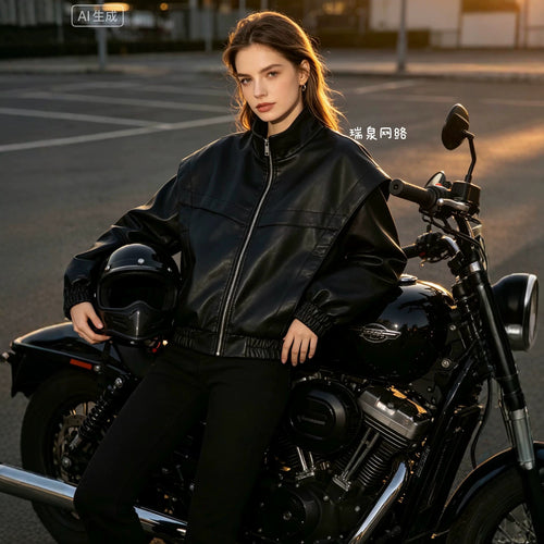 Damen Cropped Jacke im futuristischen Biker-Look aus veganer Lederoptik mit hohem Stehkragen und elastischem Saum Nord Taschen
