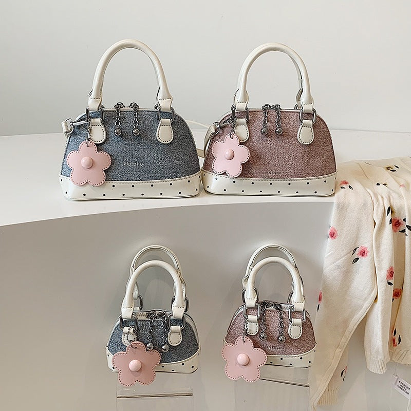 Damen modische Handtasche mit verspieltem Blumenanhänger Nord Taschen