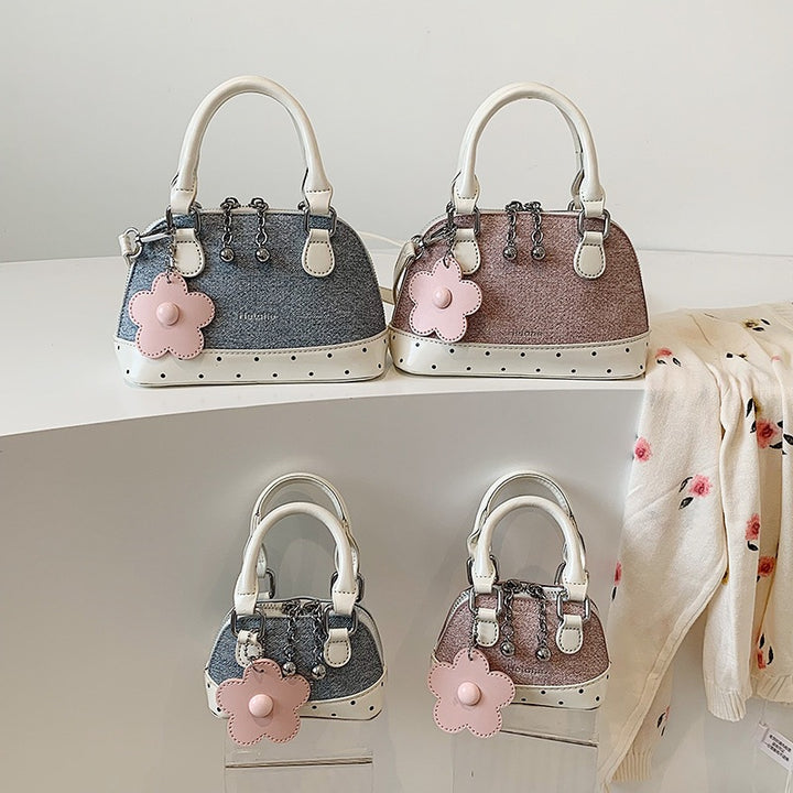 Damen modische Handtasche mit verspieltem Blumenanhänger Nord Taschen