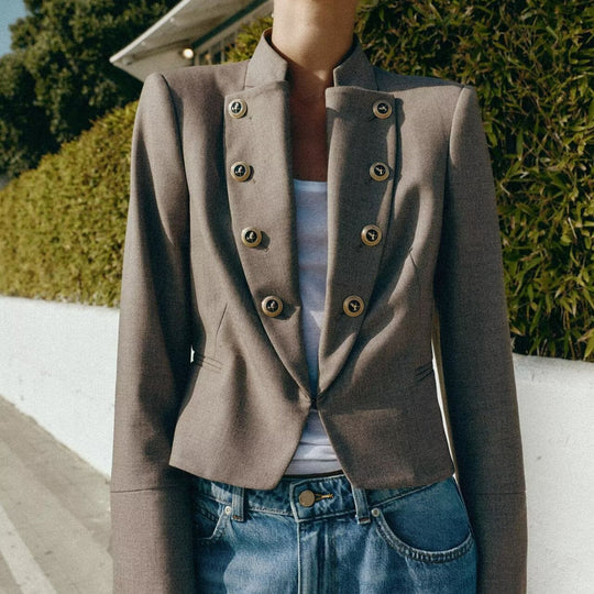 Damen Taillierter Cropped-Blazer mit Stehkragen und dekorativer Zierknopfleiste Nord Taschen