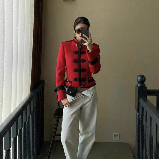Damen 300+ taillierte Cropped‑Militärblazerjacke mit Stehkragen, Schulterpatten und dekorativen Froschverschlüssen Nord Taschen