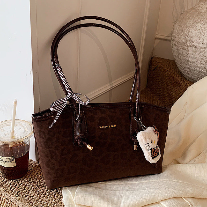 Damen Handtasche mit elegantem Leo-Design und praktischem Innenfach Nord Taschen