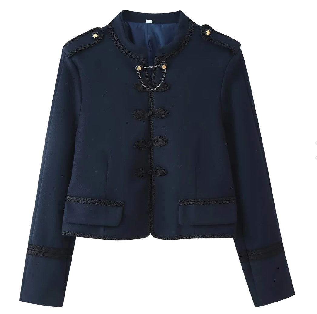 Damen 300+ taillierte Cropped‑Militärblazerjacke mit Stehkragen, Schulterpatten und dekorativen Froschverschlüssen Nord Taschen
