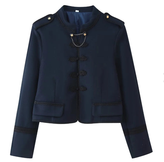 Damen 300+ taillierte Cropped‑Militärblazerjacke mit Stehkragen, Schulterpatten und dekorativen Froschverschlüssen Nord Taschen