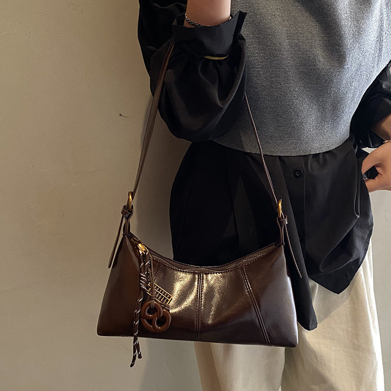 Damen elegante Hobo-Handtasche aus hochwertigem Kunstleder mit edlem Kettenanhänger Nord Taschen