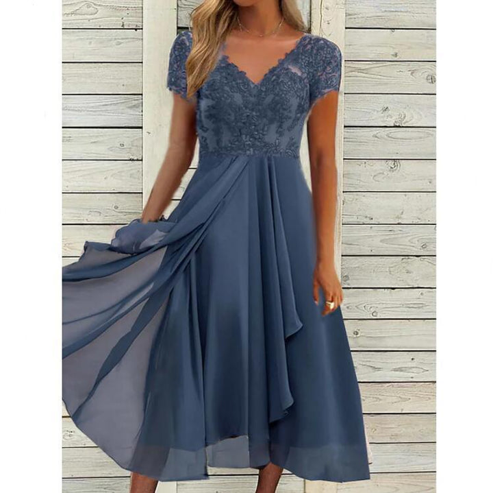 Damen Maxikleid mit elegantem Spitzeneinsatz und fließendem Rock