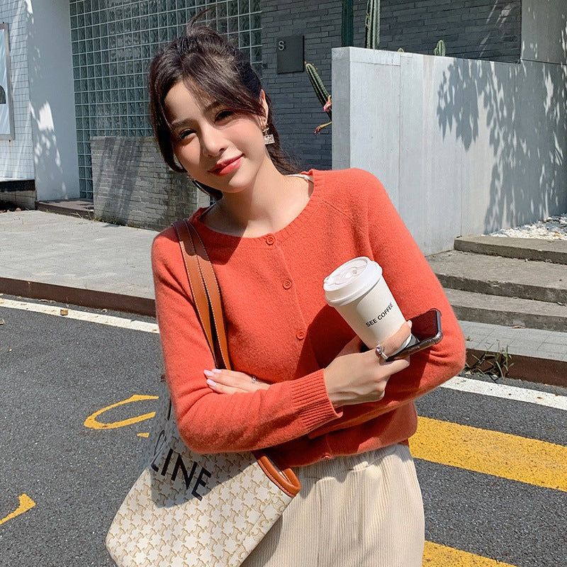 Damen Kurzgeschnittener Feinstrick-Cardigan mit Rundhalsausschnitt und kastiger Passform Nord Taschen