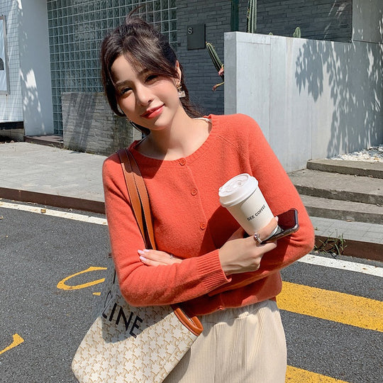 Damen Kurzgeschnittener Feinstrick-Cardigan mit Rundhalsausschnitt und kastiger Passform Nord Taschen
