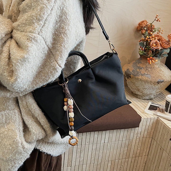 Damen elegante Umhängetasche mit charmantem Dekor Nord Taschen
