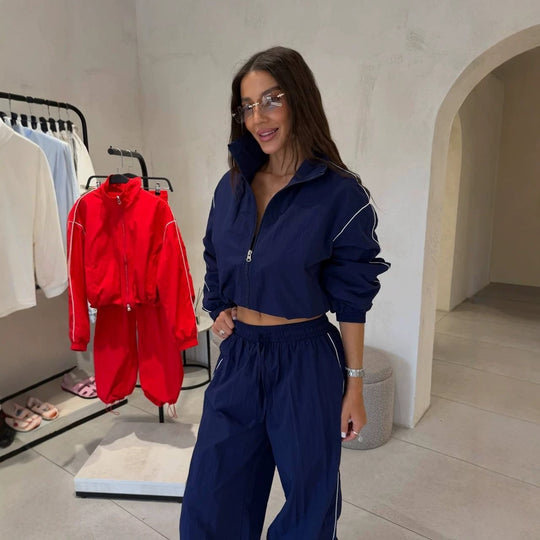 Damen Kurzgeschnittenes Windbreaker-Set mit weiter Trackhose und Kontrastpaspel Nord Taschen