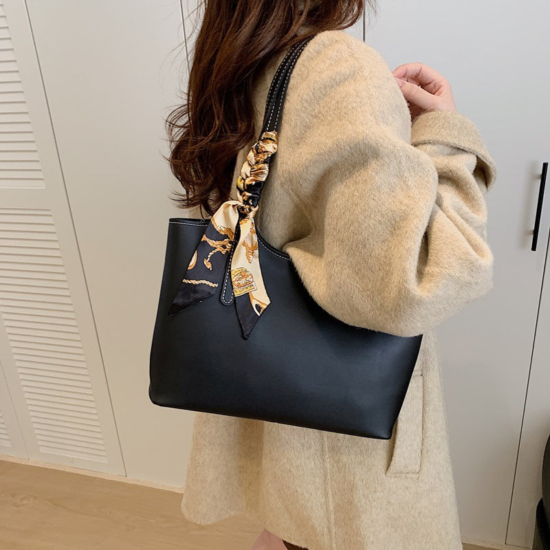 Damen elegante Schultertasche mit modischem Schalakzent Nord Taschen