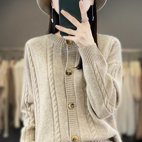 Damen Kaschmirähnlicher Zopfmuster‑Cardigan mit Rundhals und Hornoptikknöpfen Nord Taschen