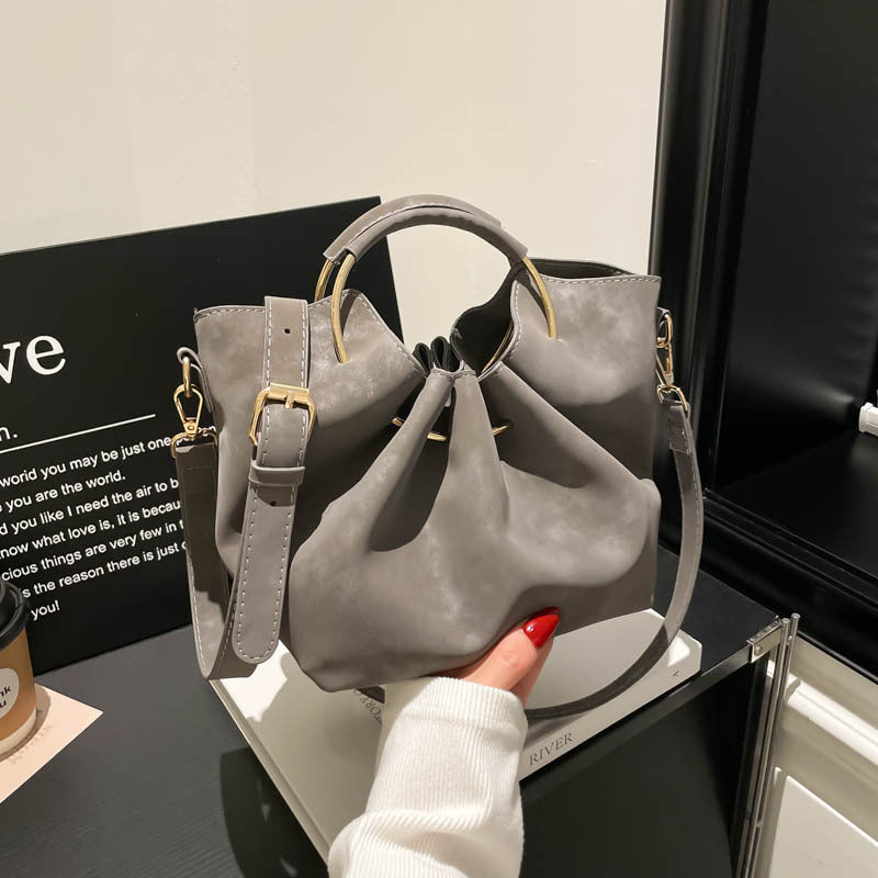 Damen Hobo-Tasche mit elegantem Raffung und stilvollem Metallhenkel Nord Taschen