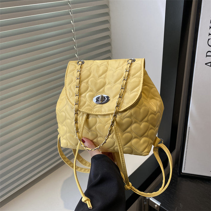 Damen Rucksackhandtasche mit elegantem Herzdesign und Kettenakzenten Nord Taschen