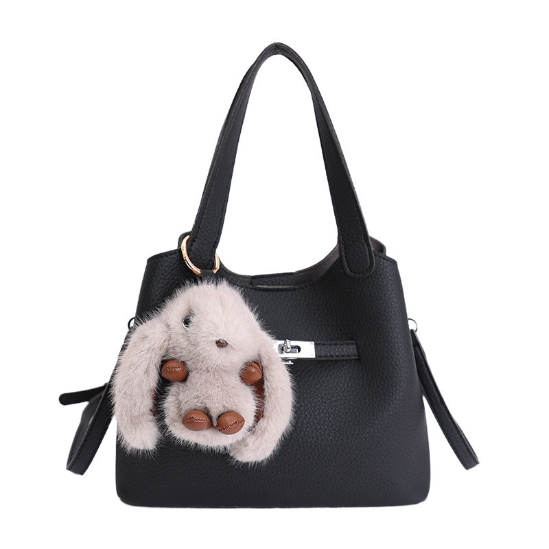 Damen Schultertasche mit charmantem Plüschanhänger Nord Taschen