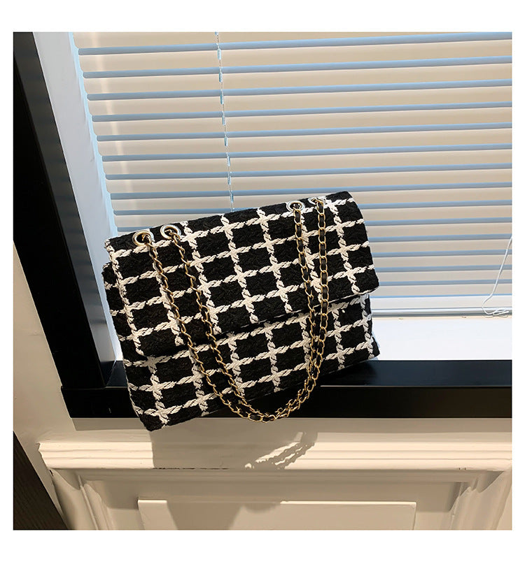 Damen Clutch-Tasche im zeitgenössischen Design mit strukturiertem Muster Nord Taschen
