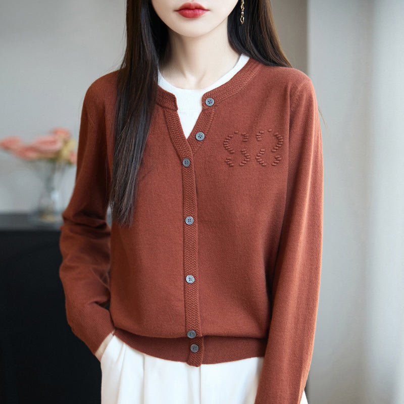 Damen Kurzer Feinstrick-Cardigan mit V‑Schlitzkragen, Rippenblende und dezentem Struktur‑Logo Nord Taschen