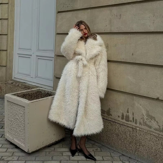 Damen Maxi Kunstpelzmantel mit voluminösem Schalkragen und Wickelgürtel Nord Taschen