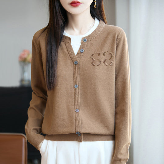 Damen Kurzer Feinstrick-Cardigan mit V‑Schlitzkragen, Rippenblende und dezentem Struktur‑Logo Nord Taschen