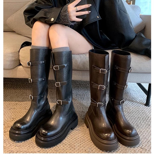 Damen kniehohe Plateau‑Bikerstiefel mit markanter Lug‑Sohle und drei Ziergürteln Nord Taschen