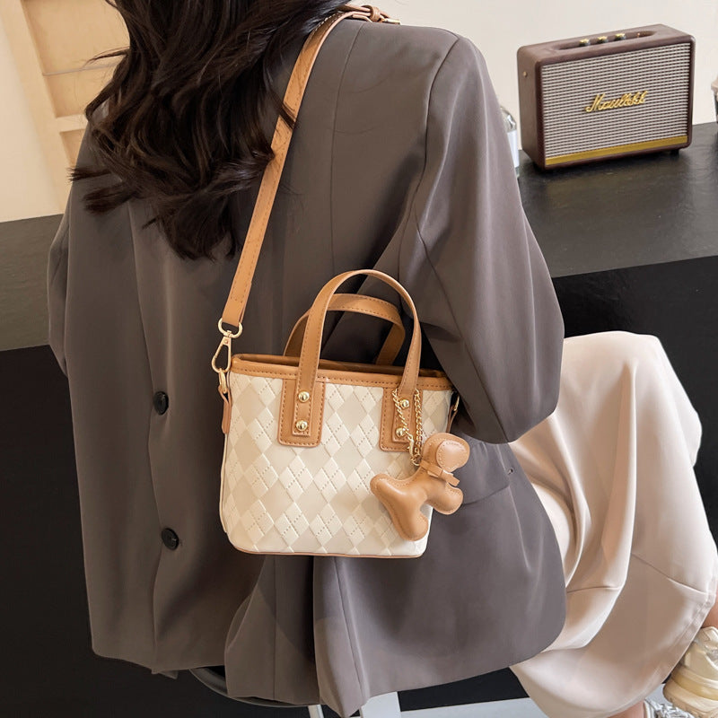 Damen modische Handtasche mit einzigartigem Querdesign und charmantem Tieranhänger Nord Taschen
