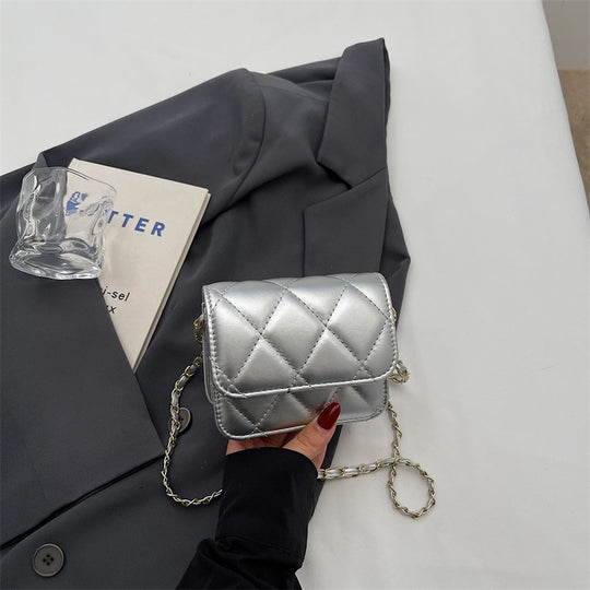 Damen Umhängetasche mit strukturiertem Design und edler Kettenverzierung Nord Taschen